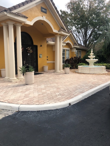 Building Photo - 8848 Villa View Cir