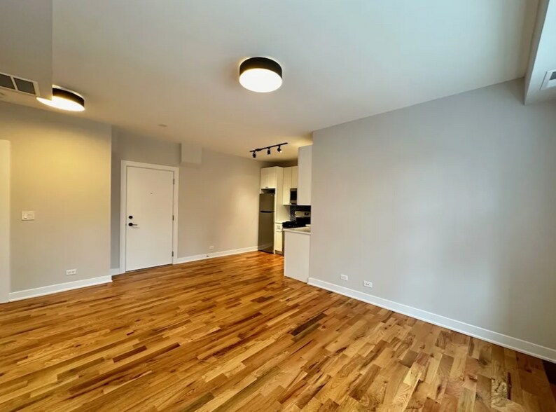 Building Photo - 655 W Wrightwood Ave