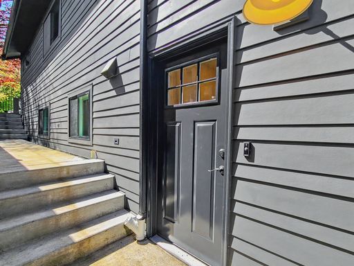 Building Photo - AVAILABLE NOW! Fully Remodeled Lower Unit with Private Entrance in Columbia City Neighborhood