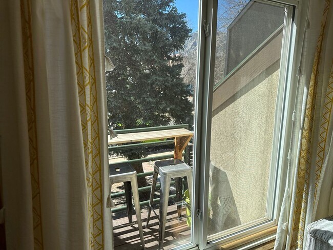 Building Photo - Cozy Upper-Level Condo Retreat