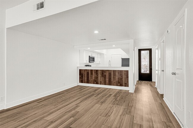 Building Photo - 2022 Lakewood Ct