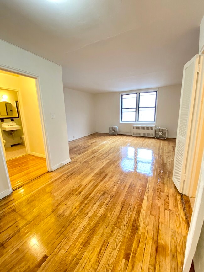 Primary Photo - 315 Ovington Ave