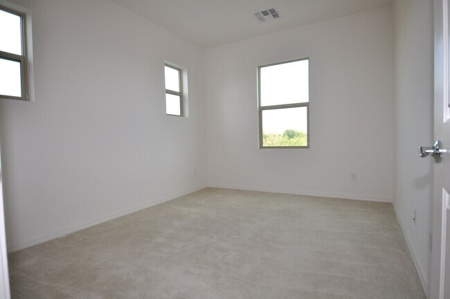 Building Photo - Stunning 5bed/3bath 2771 sq/ft Gilbert Home!