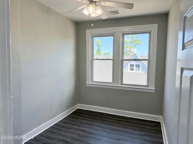 Building Photo - 37 2nd Ave