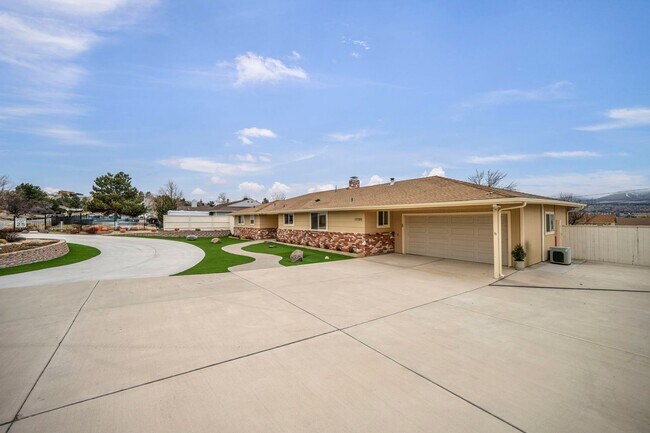 Building Photo - FULLY FURNISHED MOUNTAIN VIEW RETREAT with HOT TUB, RV PARKING & NO HOA