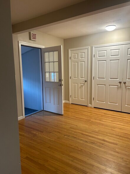 Building Photo - 19 Church Ln