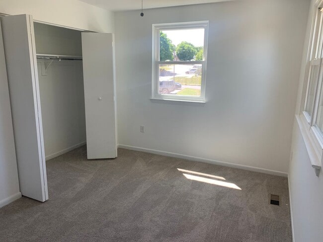 Building Photo - 2 Story, 3 bedroom, 1.5 bath Townhome in Glen Burnie