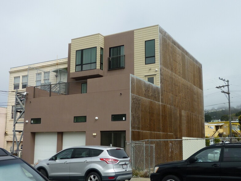 Building - 555 Ellington Ave