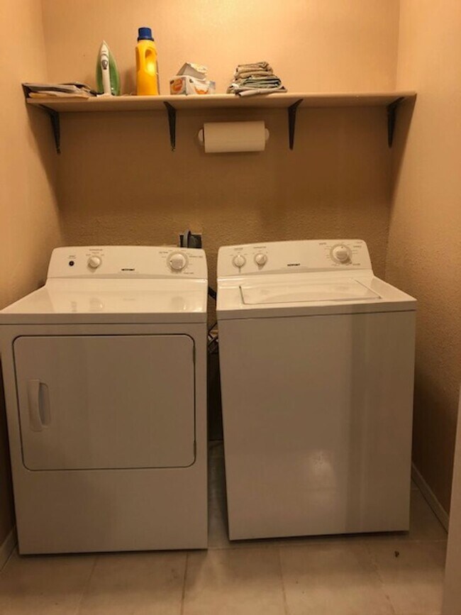 Building Photo - Furnished Studio Apartment - All Bills Paid