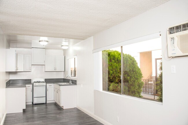 Building Photo - 734 Mountain St