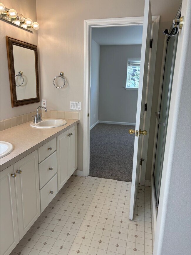 Building Photo - 3 BR/2.5 BA Townhouse