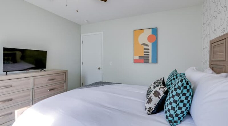 Building Photo - 140 Penn Station