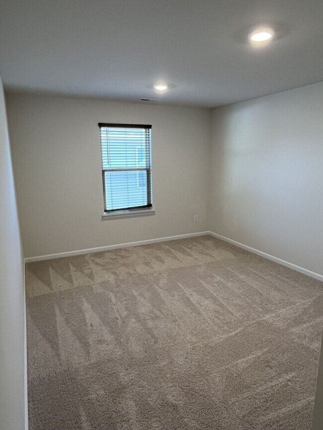 Building Photo - Spacious 5 Bed home in East Charlotte