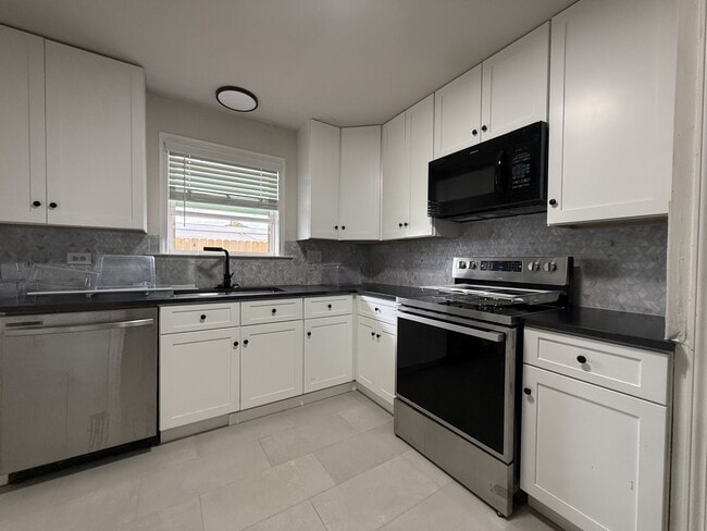 Building Photo - 3100 Thomas Ave