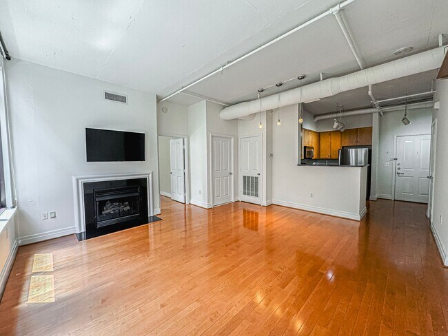 Building Photo - Luxurious 2 Bed 2 Bath Condo In Station Sq...