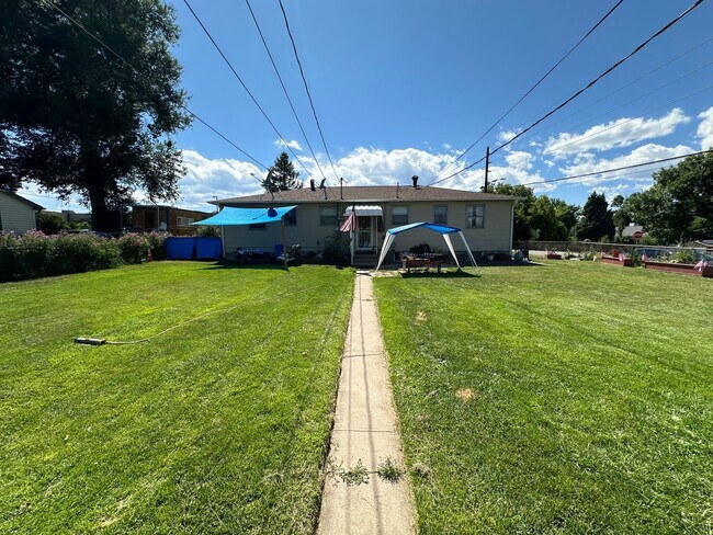 Building Photo - Recently updated 2-bedroom, 1-bath unit in a well-maintained Englewood fourplex w/ a shared yard!...