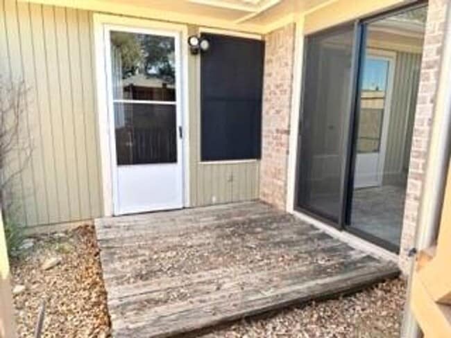 Building Photo - First-Floor 2BR/2BA Condo in Plano with Fireplace + 2 Carports