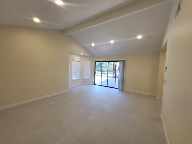 Building Photo - 462 Avenida Adobe