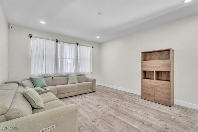 Building Photo - 9885 Shadycrest Ct