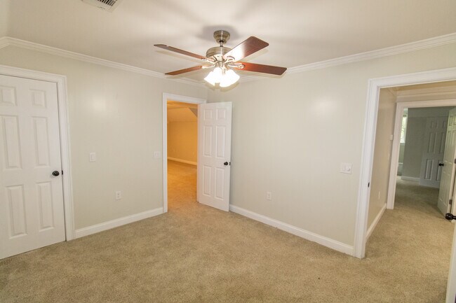 Building Photo - 906 Monarch Cir