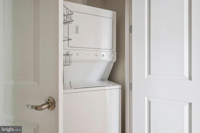 Building Photo - Welcome home to one of Arlington's most sought after neighborhoods.