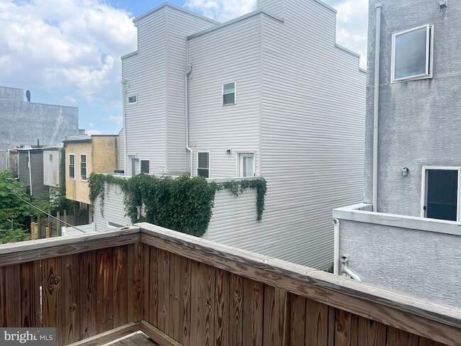 Building Photo - 2052 Tasker St