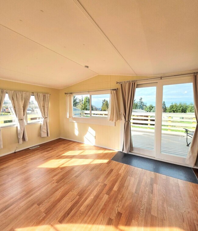 Building Photo - 2 Bed, 1 Bath - Move-In Ready in Cape George with Water Glimpses For Rent!