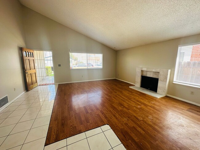 Building Photo - Spacious 3 Bedroom 2 Bath in Mira Mesa! Bi...