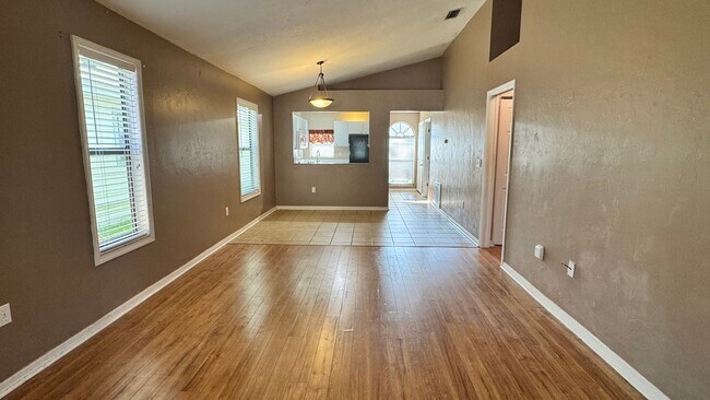 Building Photo - 2122 NE 39th Ave