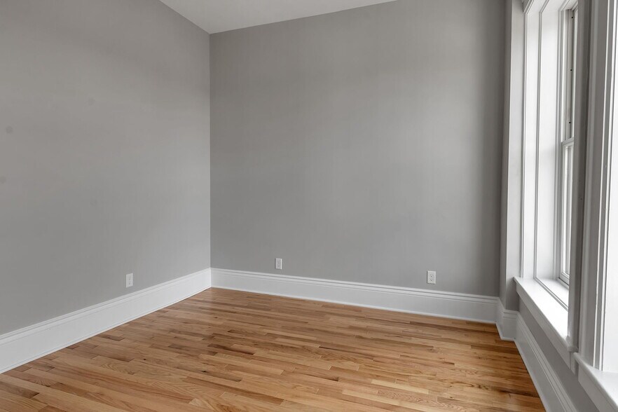 Primary Photo - 670 Main St