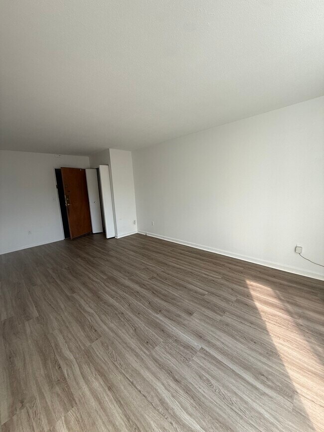 Building Photo - 142 Kenrick St