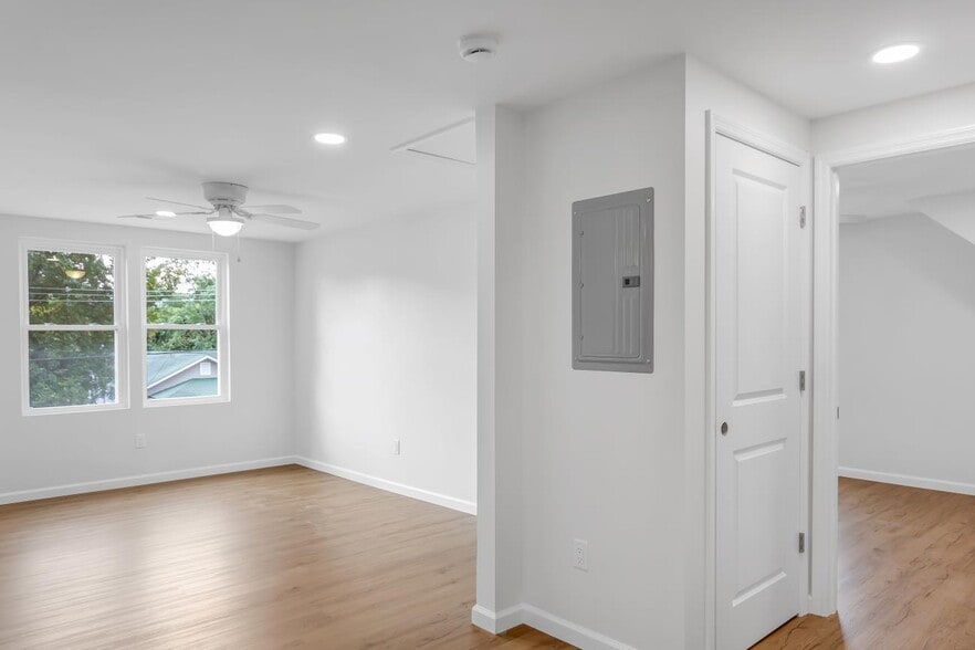 Building Photo - 309 Burnside St