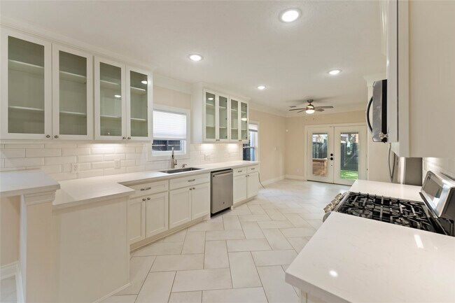 Building Photo - 2631 Persa St