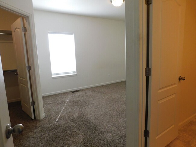 Building Photo - Condo Close to Shopping