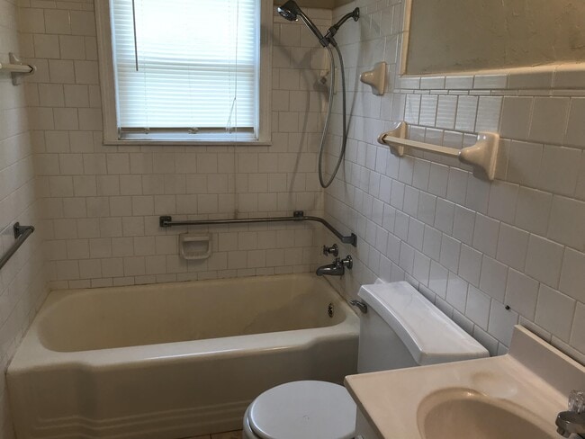 Building Photo - 1221 N Louisa Ave