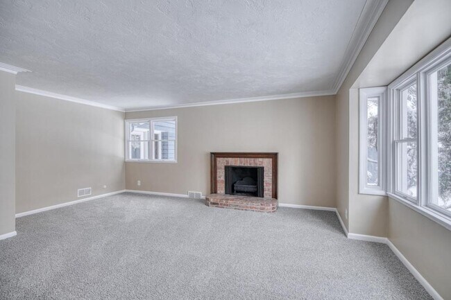 Building Photo - 225 E 25th St