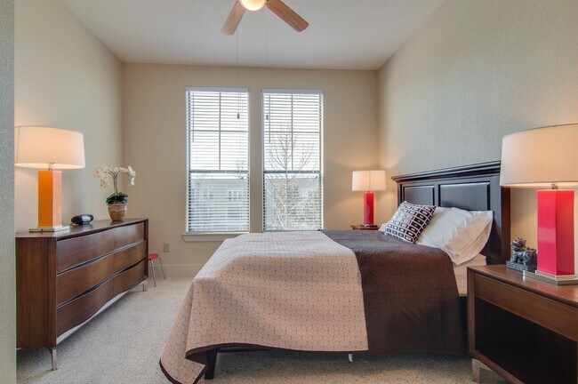 Building Photo - Available NOW! 2-Bed/2-Bath Hillsboro/Belmont