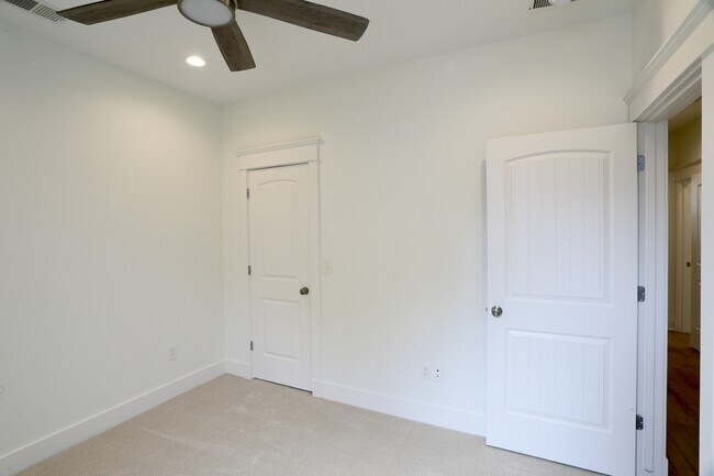 Building Photo - 406 Shakespeare Ln