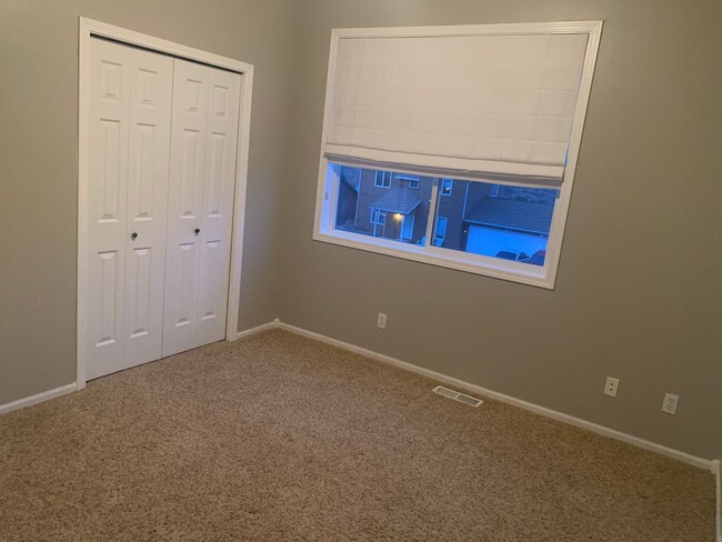 Building Photo - 5 Bedroom 3 Bathroom Home In Briarwood