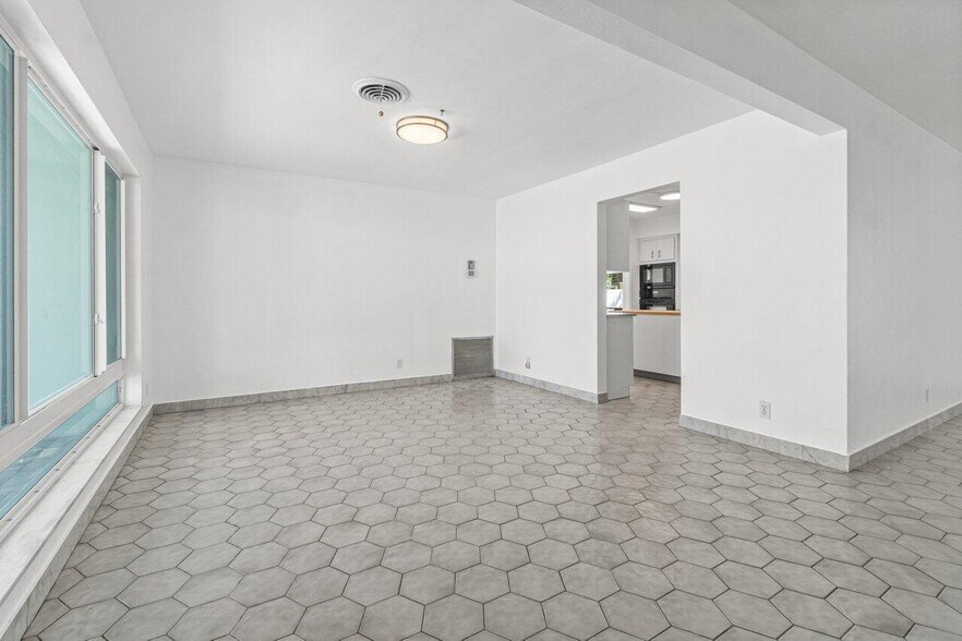 Building Photo - 5724 NE 15th Ave