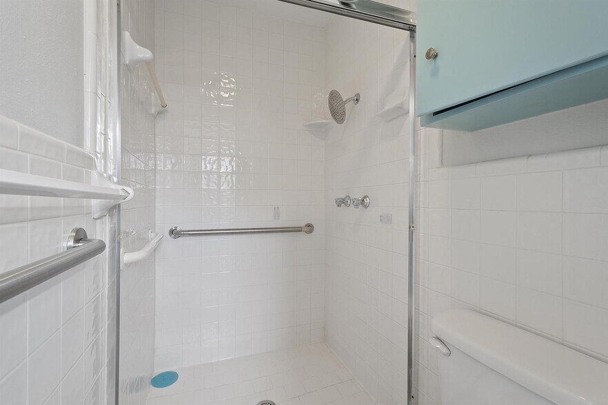 Building Photo - Bright & spacious 6-bedroom retreat in Ben...