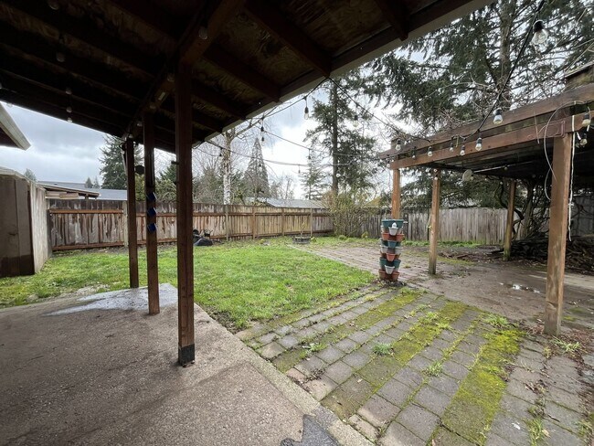 Building Photo - Beautifully Maintained Single-Level 3 Bedroom Home in North Plains Featuring Flexible Living Spac...