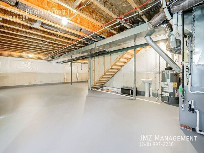 Building Photo - 1582 Beachwood Dr
