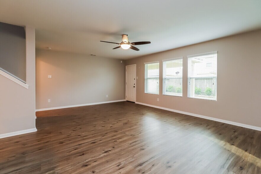 Building Photo - 9952 Swallow Dr
