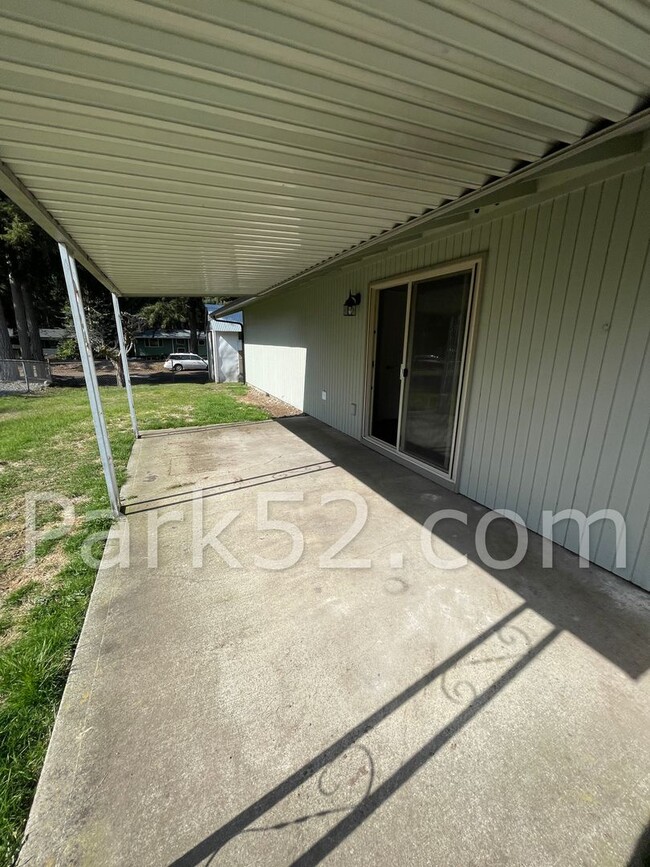 Building Photo - Pet Friendly 3 Bedroom Rambler!