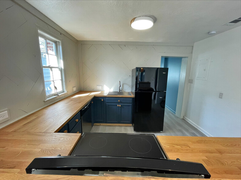 Kitchen - 822 W 47th St