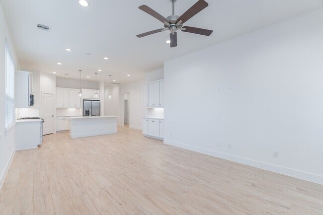 Building Photo - 10747 Pine Pink