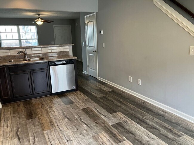 Building Photo - ***MOVE IN READY*** Heritage Place Townhom...