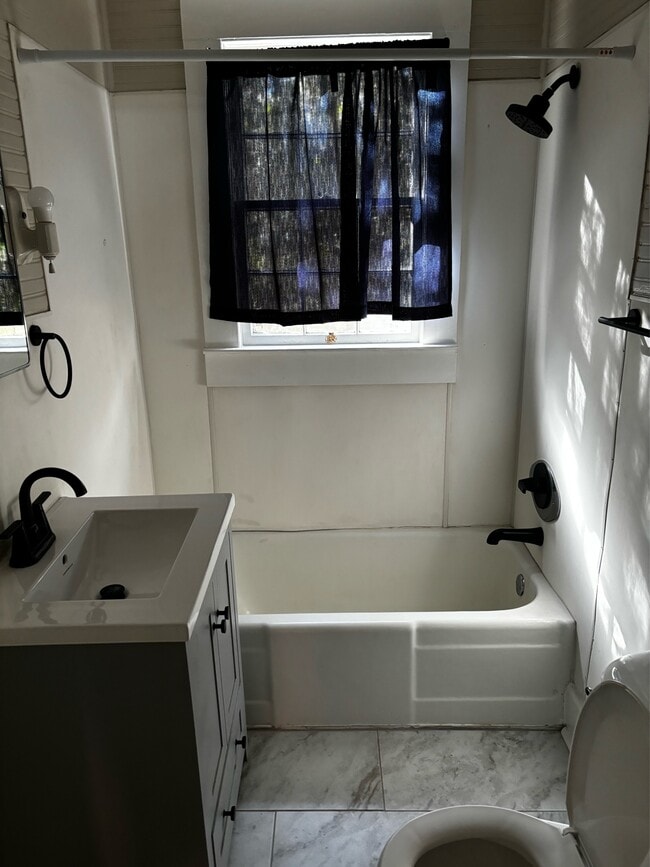 Building Photo - 704 N Main St