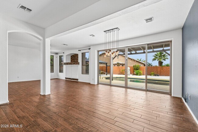 Building Photo - 2801 E Lindrick Dr